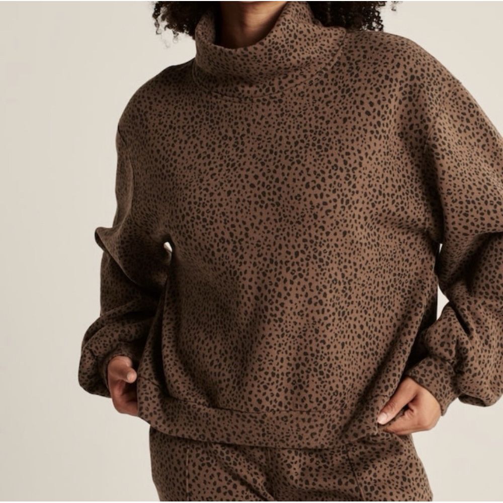 Abercrombie & Fitch  Animal Print Soft A&F Mock Neck‎ Sweatshirt Size Small